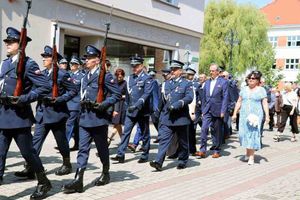 Na zdjęciu widać policjantów i zaproszonych gości podczas przemarszu.