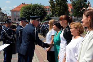 Na zdjęciu widać Komendanta Głównego Policji składającego gratulacje pracownikom cywilnym.