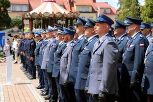 Na zdjęciu widać policjantów ubranych galowo, ustawionych w szeregach do mianowania i odznaczeń.