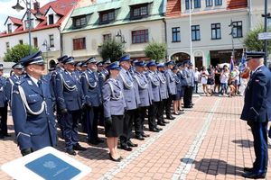 Na zdjęciu widać Komendantów oraz ustawionych w szeregach policjantów.