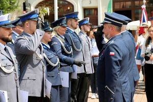 Na zdjęciu widać Komendantów oraz wyróżnionych do oznaczeń i awansu na stopniu policjantów i policjantki.