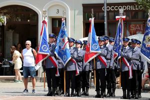 Na zdjęciu widać poczty sztandarowe, w tym poczet żorskiej Policji.