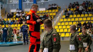 Na zdjęciu widać policjantów, a także uczestników konkursu w trakcie wykonywania zadań.