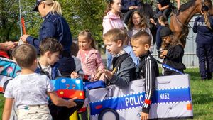 Na zdjęciu widać policjantów, a także uczestników konkursu w trakcie wykonywania zadań.