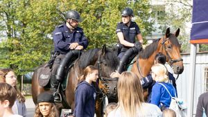 Na zdjęciu widać policjantów, a także uczestników konkursu w trakcie wykonywania zadań.