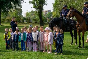 Na zdjęciu widać policjantów, a także uczestników konkursu w trakcie wykonywania zadań.