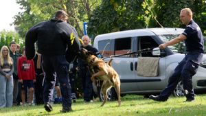 Na zdjęciu widać policjantów, a także uczestników konkursu w trakcie wykonywania zadań.