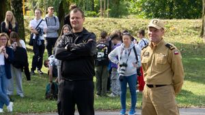 Na zdjęciu widać policjantów, a także uczestników konkursu w trakcie wykonywania zadań.