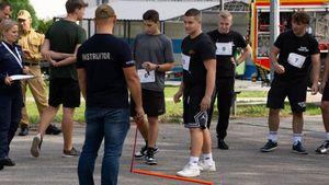 Na zdjęciu widać policjantów, a także uczestników konkursu w trakcie wykonywania zadań.