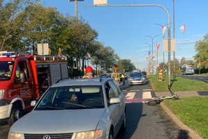 Na zdjęciu widać strażaków, policjantów oraz pojazdy uczestniczące w zdarzeniu drogowym.