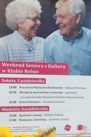 Na zdjęciu widać plakat informujący o ramowym planie akcji &quot;Weekend Seniora z kulturą w Klubie Rebus&quot;.