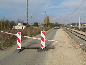 Na zdjęciu widać zamkniętą drogę z powodu niewybuchu. W tle widać radiowóz.