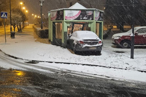 Na zdjęciu widać samochód, który wjechał w budynek.