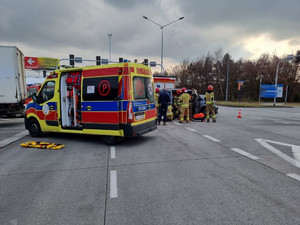 Na zdjęciu widać miejsce zdarzenia drogowego, pracujące na miejscu służby i uszkodzone pojazdy.