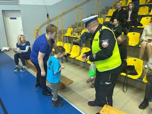 Na zdjęciu widać policjantów, przedszkolaków biorących udział w rywalizacji, kibiców i maskotki, w tym Sznupka.