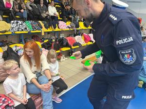 Na zdjęciu widać policjantów, przedszkolaków biorących udział w rywalizacji, kibiców i maskotki, w tym Sznupka.