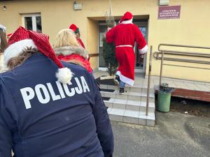 Na zdjęciu widać policjantów oraz osoby przebrane w kolorowe stroje.