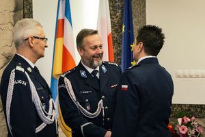 Na zdjęciach widać uroczystość pożegnania odchodzącego na emeryturę Komendanta - insp. Mariusza Klepka oraz objęcie stanowiska przez mł. insp. Agatę Głowacką. Widać zaproszonych gości honorowych oraz policjantów.