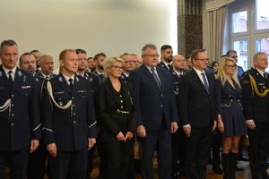 Na zdjęciach widać uroczystość pożegnania odchodzącego na emeryturę Komendanta - insp. Mariusza Klepka oraz objęcie stanowiska przez mł. insp. Agatę Głowacką. Widać zaproszonych gości honorowych oraz policjantów.