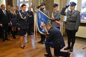 Na zdjęciach widać uroczystość pożegnania odchodzącego na emeryturę Komendanta - insp. Mariusza Klepka oraz objęcie stanowiska przez mł. insp. Agatę Głowacką. Widać zaproszonych gości honorowych oraz policjantów.