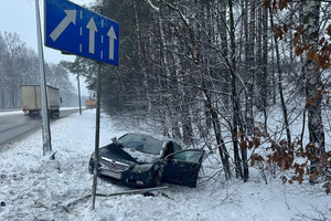 Na zdjęciu widać ciemny samochód w przydrożnym rowie, a w tle drogę krajową nr 81.