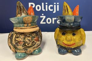 Na zdjęciu widać żorki policjantów, a w tle logotyp żorskiej Policji.