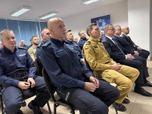 Na zdjęciu widać policjantów oraz zgromadzonych gości w czasie odprawy rocznej żorskiej Policji.