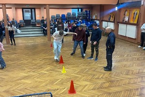 Na zdjęciu widać rywalizującą na sali młodzież.