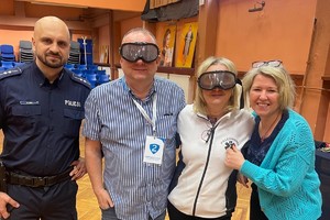 Na zdjęciu widać policjanta i grono pedagogiczne szkoły.