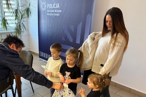 Na zdjęciu widać dzieci podczas zwiedzania żorskiej Policji.