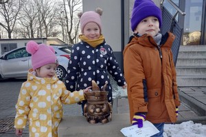 Na zdjęciu widać dzieci podczas zwiedzania żorskiej Policji.