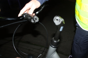 Na zdjęciu widać uszkodzoną kierownicę roweru.