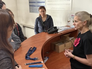 Na zdjęciu widać przedstawicielkę kadr żorskiej Policji oraz osoby zainteresowane wstąpieniem w policyjne szeregi.