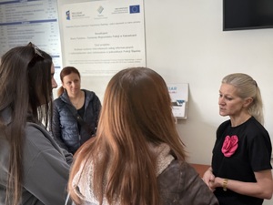 Na zdjęciu widać przedstawicielkę kadr żorskiej Policji oraz osoby zainteresowane wstąpieniem w policyjne szeregi.