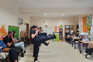 Na zdjęciu widać uczniów prezentujących elementy samoobrony oraz uczestników konkursu.