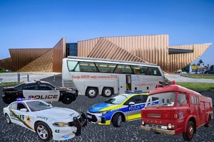Grafika przedstawia kolaż zdjęć policyjnych i strażackich pojazdów, a w tle budynek muzeum ognia.