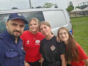 Na zdjęciu widać policjanta oraz strażaków ochotników.