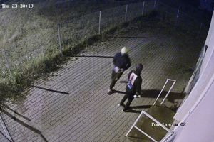 Na zdjęciu widać mężczyzn podejrzewanych o zniszczenie elewacji.