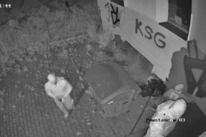 Na zdjęciu widać mężczyzn podejrzewanych o zniszczenie elewacji.