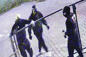 Na zdjęciu widać mężczyzn podejrzewanych o zniszczenie elewacji.