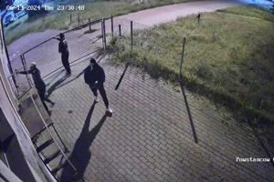 Na zdjęciu widać mężczyzn podejrzewanych o zniszczenie elewacji.