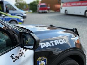 Na zdjęciu widać amerykański radiowóz w kolorze czarnym z białym napisem &amp;quot;PATROL&amp;quot;. W tle widać radiowozy polskiej Policji, stary wóz strażacki oraz ambulans krwiodawstwa.