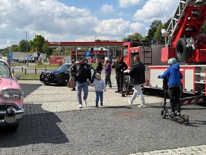 Na zdjęciu widać przebieg pikniku z udziałem pojazdów policyjnych i strażackich.