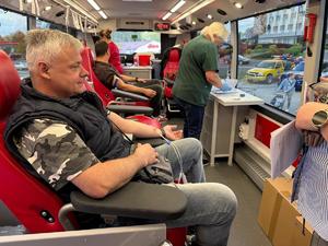 Na zdjęciu widać wnętrze mobilnego punktu pobrań krwi, oraz dawców.