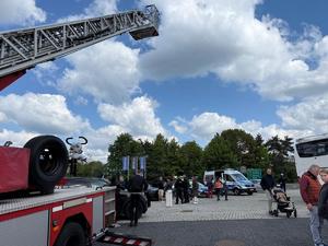 Na zdjęciu widać przebieg pikniku z udziałem pojazdów policyjnych i strażackich, a także akcji raciborskiego krwiodawstwa.