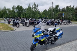 Na zdjęciu widać policyjny radiowóz oraz motocykle biorące udział w zlocie.