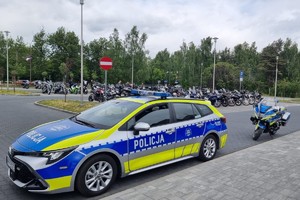 Na zdjęciu widać policyjny radiowóz oraz motocykle.
