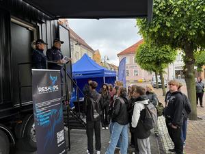 Na zdjęciu widać policjantów i uczniów zgromadzonych przed Escape Truckiem.