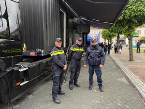 Na zdjęciu widać policjantów pod ciężarówką.
