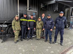 Na zdjęciu widać grupę policjantów w towarzystwie przedstawiciela urzędu miasta Żory oraz straży granicznej.